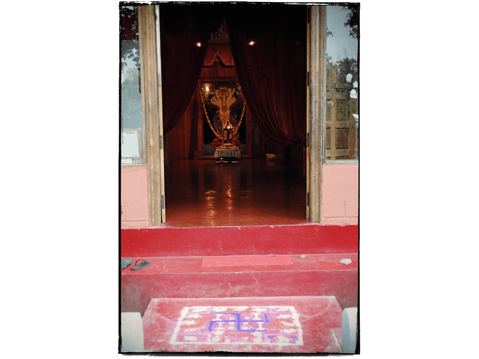 alttari, taustalla jumalkuva